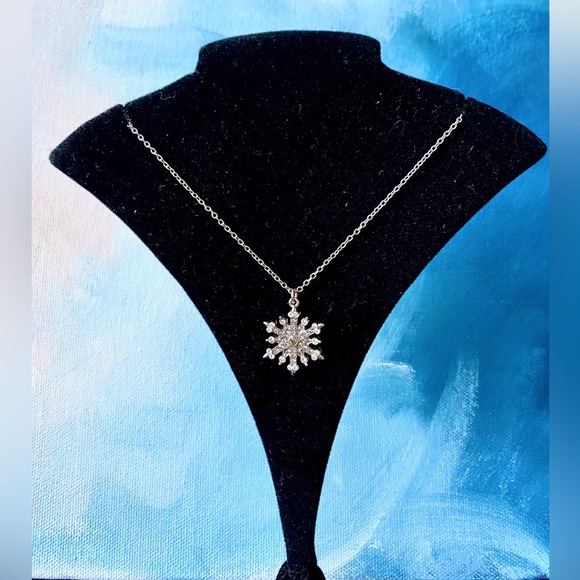 Vintage Jewelry - Dazzling Vintage Crystal Snowflake Pendant Necklace